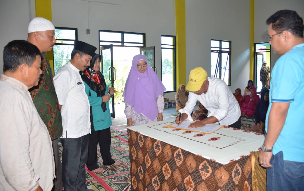 Wakil Bupati Tanah Datar Zuldafri Darma menyaksikan serah terima Pamsimas III/2018 di Jorong Silabuak Nagari Parambahan